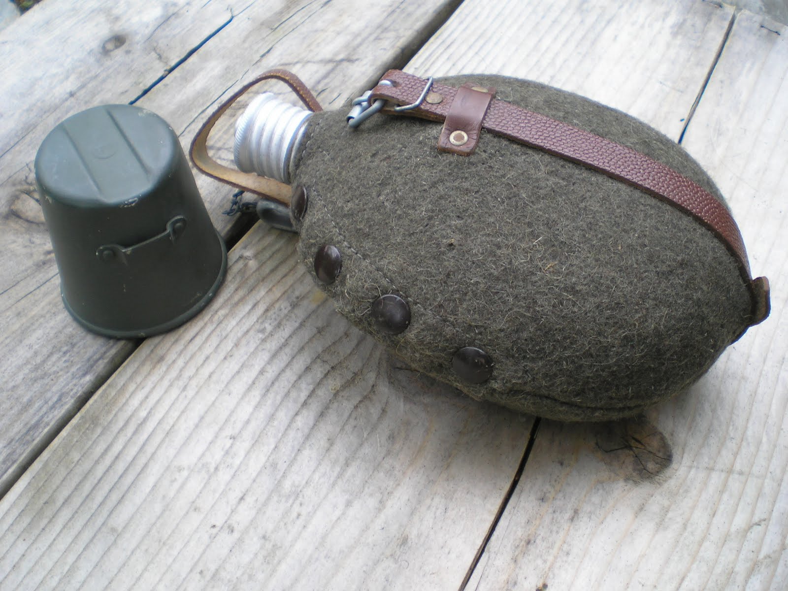 Four Bees M31, Early East German Canteen