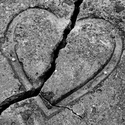 عندما يتراقص الحب على جدار من الكذب Broken+heart