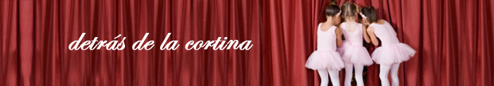 detrás de la cortina