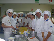 Chef Paulo e alunos da escola na It