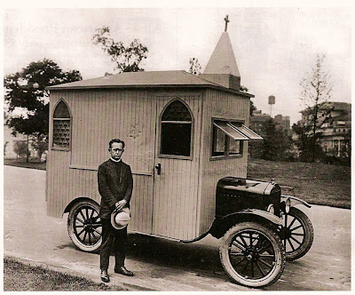 Chapelle à vendre ?! Reverend+Brandford+Clarke+et+sa+chapelle+ambulante,+1923