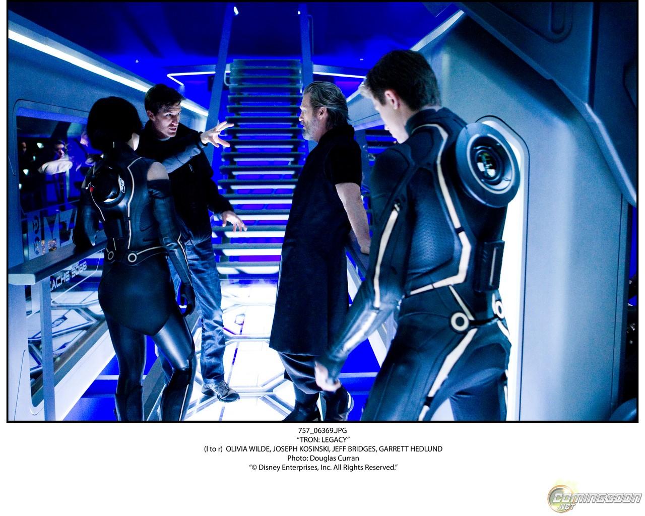 http://2.bp.blogspot.com/_TblPL1sU4vM/S-zG2A13leI/AAAAAAAAPg8/iZ3oWhgpVQo/s1600/Tron_Legacy_05.jpg