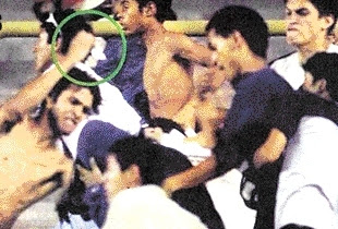 No es Alcatraz ni el penal Castro Castro, son los hinchas de la U del Pabellón Norte del Monumental... y el ahijado de Alfredo Gonzáles con cuchillo en mano (círculo verde)