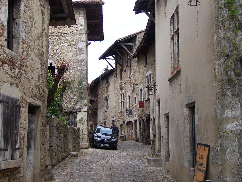 [perougesstreet.JPG]