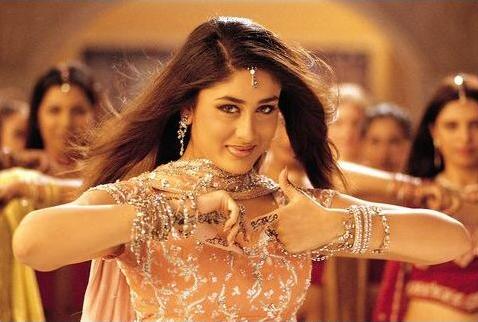 [Kareena+is+on+a+gifting+spree.jpg]