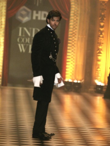 Hrithik Roshan Looking Stylish at HDIL India Couture Week 2010