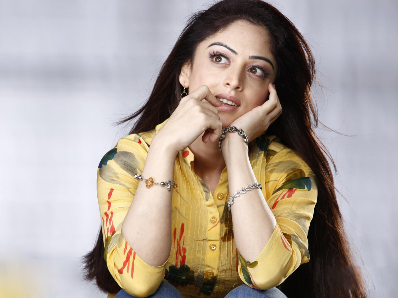 http://2.bp.blogspot.com/_TiSTG9NFpv0/TSbzEkxvEZI/AAAAAAAAACg/-AGJRF0iNXw/s1600/sandeepa-dhar-wallpaper-1.jpg