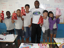 Entrega de brindes fornecido pela LLX aos Capoeiras do Newton Alves