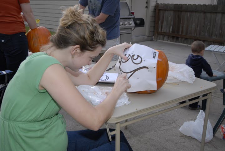 [Erin+carving+pumpkin]