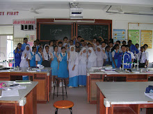 my class with ms liyana in bio lab {23/apr/09}=)