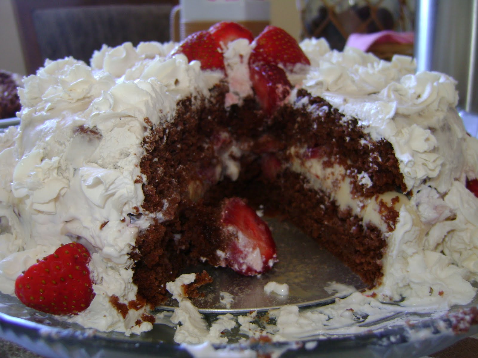 Eu Comeria Isso!: Bolo de Chocolate Branco com Morangos