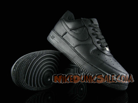 all black nike non slip shoes