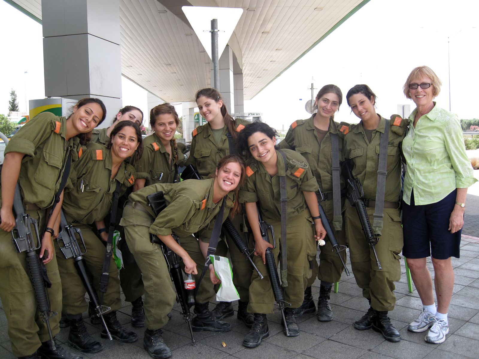 young+women+in+the+Israeli+Army.JPG