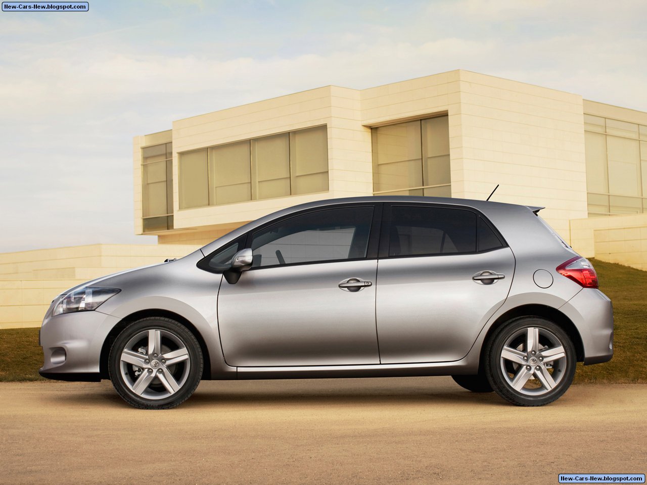 Toyota Auris (2010) - All In Car: Toyota Auris (2010)