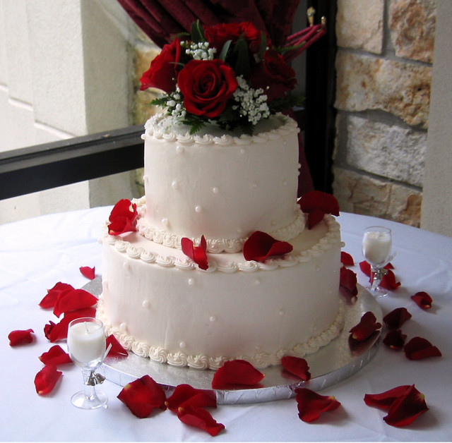 Red roses and white lace wedding cake Round two tiered 