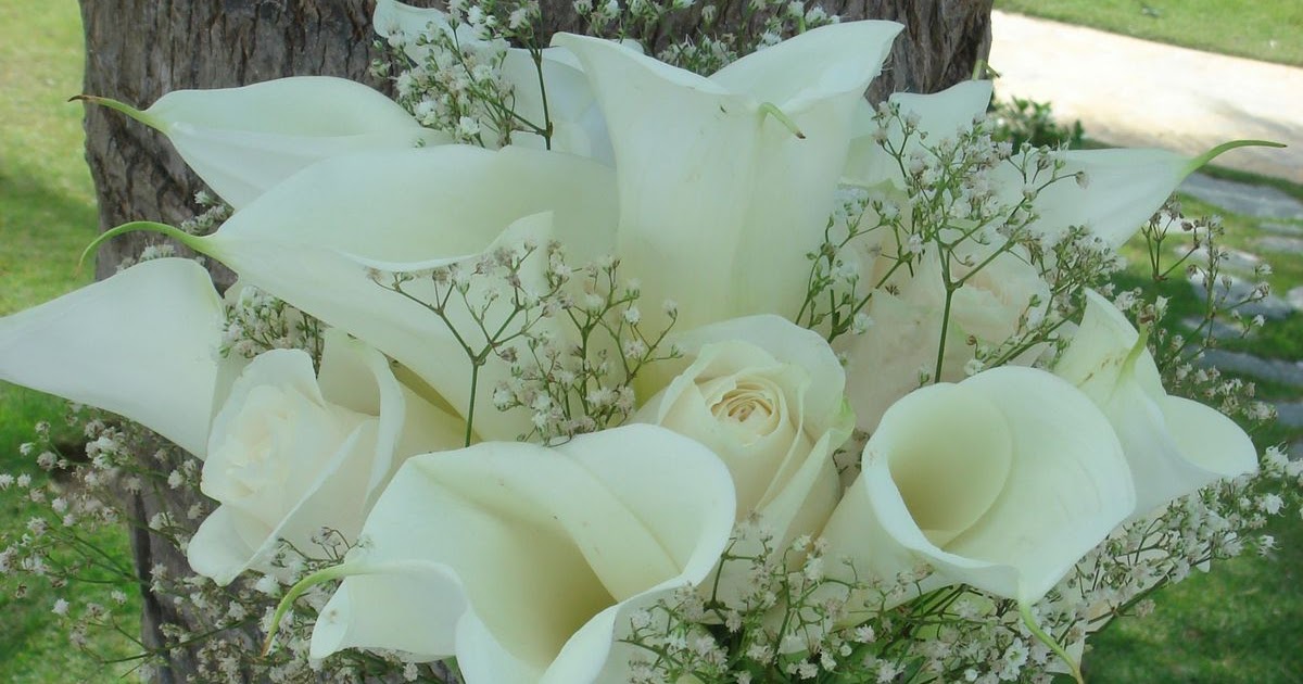 Bouquet Bridal White Calla Lilies, Roses and Baby's Breath Bouquet