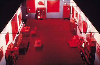 A instalação Desvio para o vermelho, obra de Cildo Meirelles, coloca em questão a estrutura do espaço tridimensional monocromático