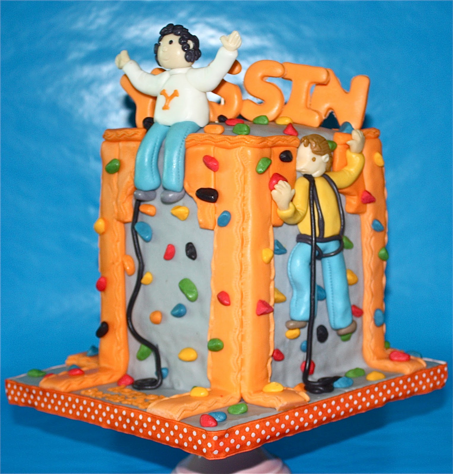  THE WALL DUBAI_ WALL CLIMBING CAKE.