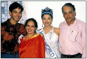 Aditya Rai ,Vrinda Rai ,Aishwarya Rai,Krishna Raj Rai