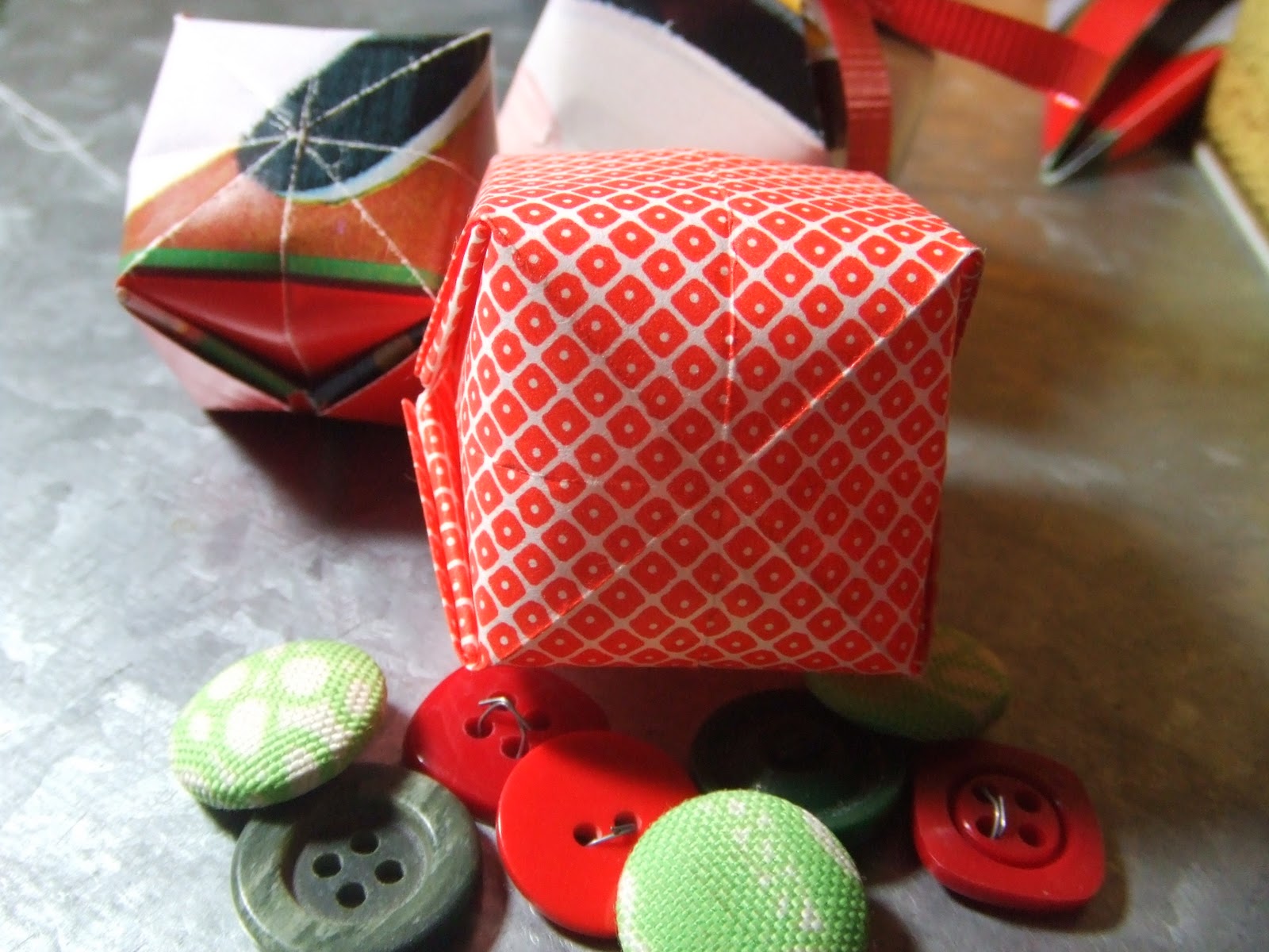 Describe Happy Origami Puff Balls Tutorial