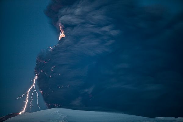 iceland volcano lightning pictures. iceland volcano 2010 pictures.