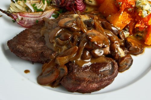 ملف خاص بأنواع الستيك Steak+Tenderloin+in+a+Mushroom+and+Blue+Cheese+Sauce+500
