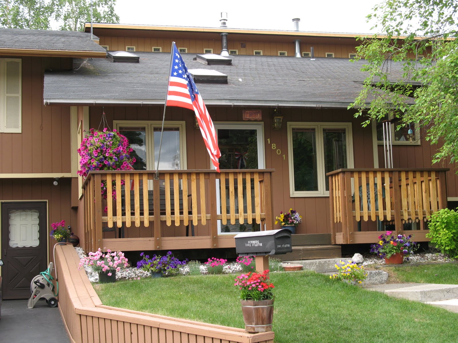Anchorage B&B Club Anchorage Bed and Breakfasts, Summer Blooming Flowers