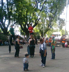 Los actores de La Cordura en el 6to. Festival del Copete con sus espectáculos en la plaza.