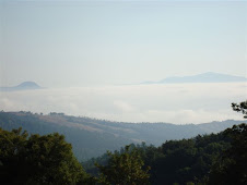 A sinistra Radicofani a destra il monte Cetona fra la nebbia