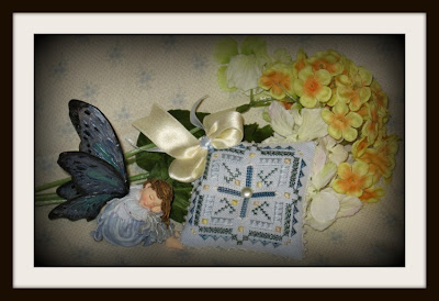 http://2.bp.blogspot.com/_UZzyfE6eC5g/S-DDPkg5nhI/AAAAAAAABG8/0KCRvVRqSdI/s400/blue+and+yellow+freebie+with+frame.jpg