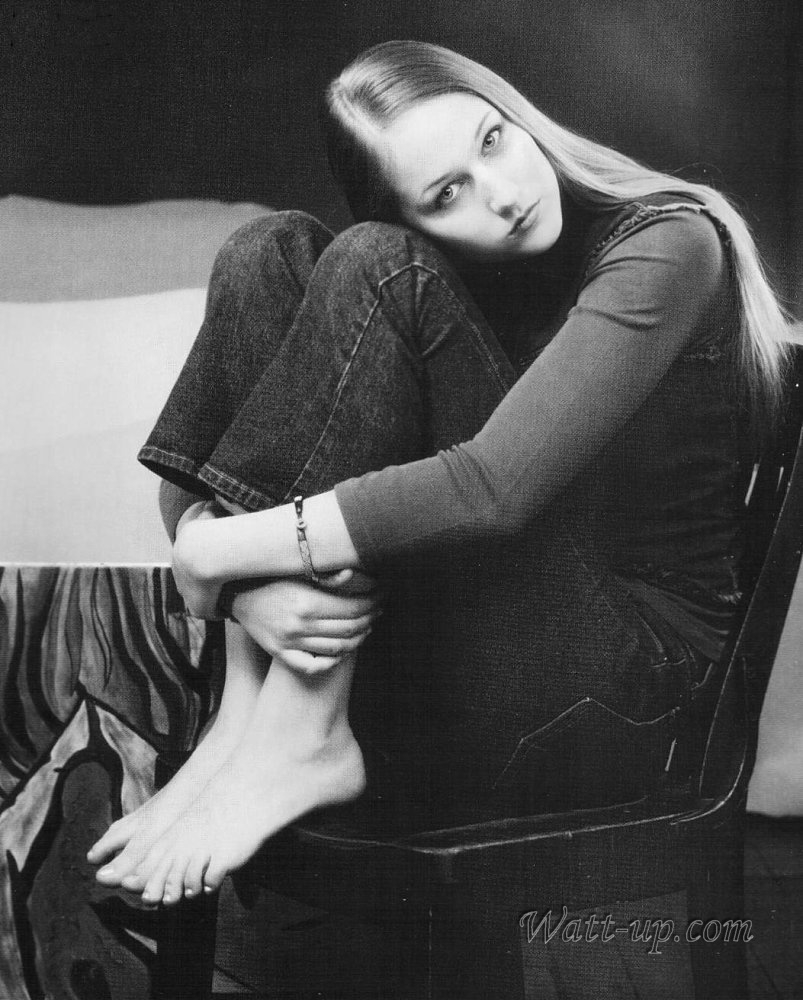 http://2.bp.blogspot.com/_UaLWp72nij4/S_RDJDlfaKI/AAAAAAAALx0/J3E9ovU85_s/s1600/leelee-sobieski-feet-3.jpg