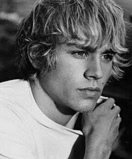 jennifer jason leigh sons of anarchy popular celebrity hairstyle charlie hunnam height jennifer jason leigh sons of anarchy popular celebrity hairstyle charlie hunnam height
