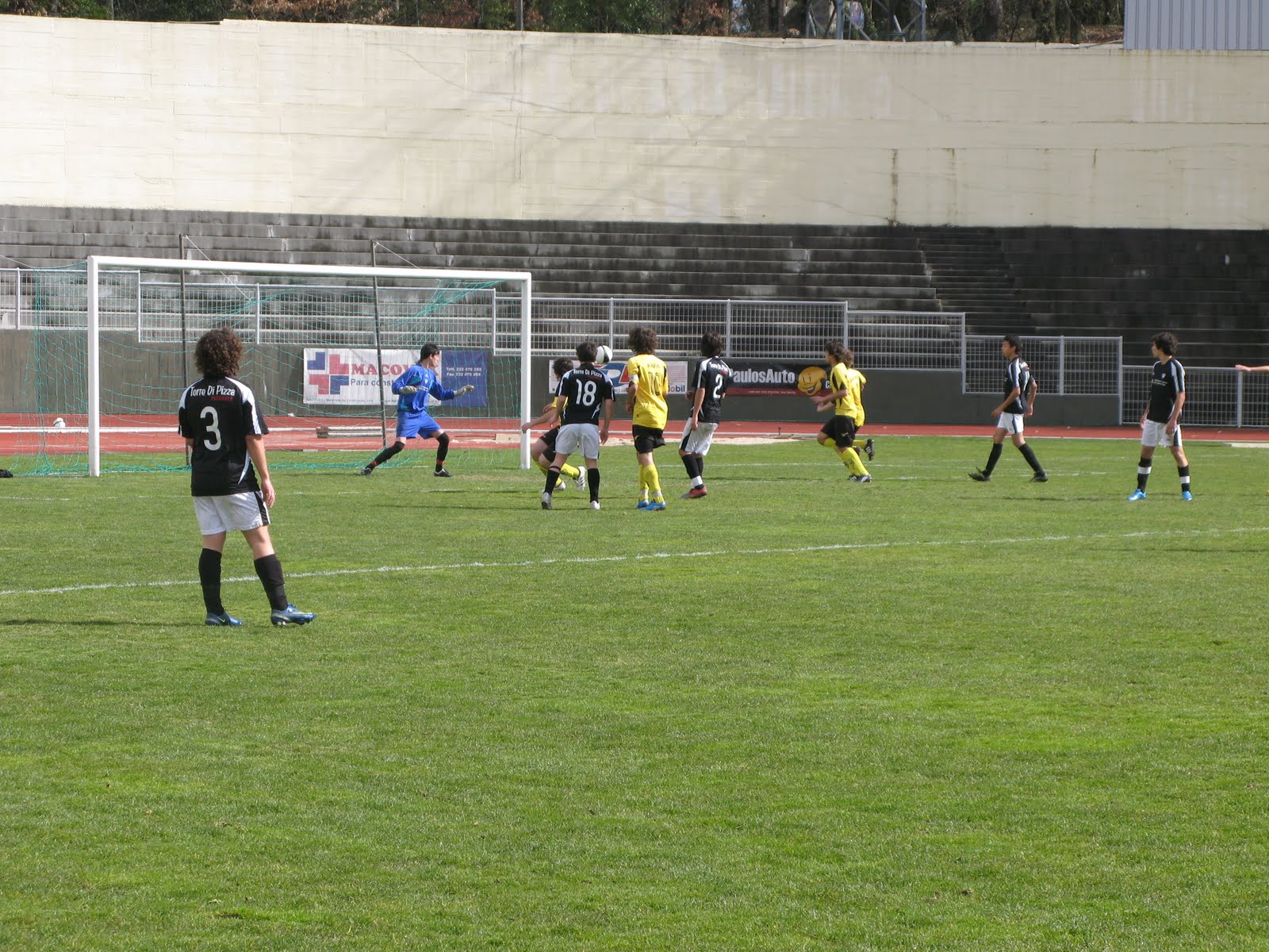 [Na_procura_de_mais_um_golo.JPG]