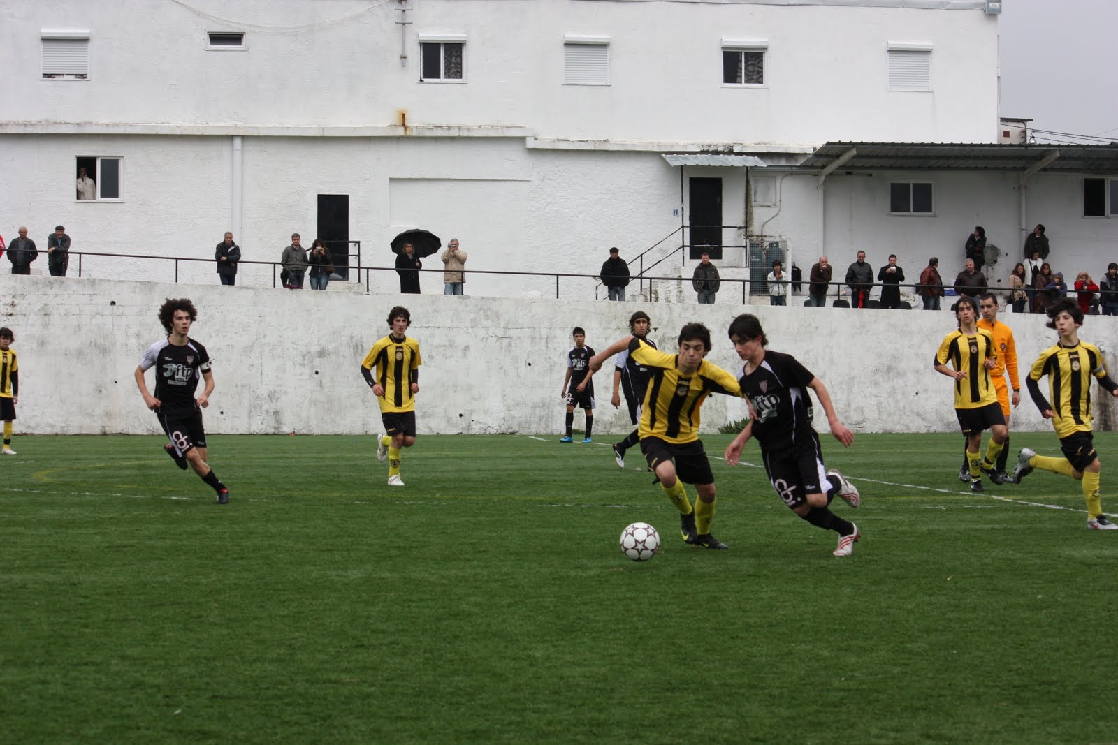 [Muita_luta_a_meio_campo.JPG]