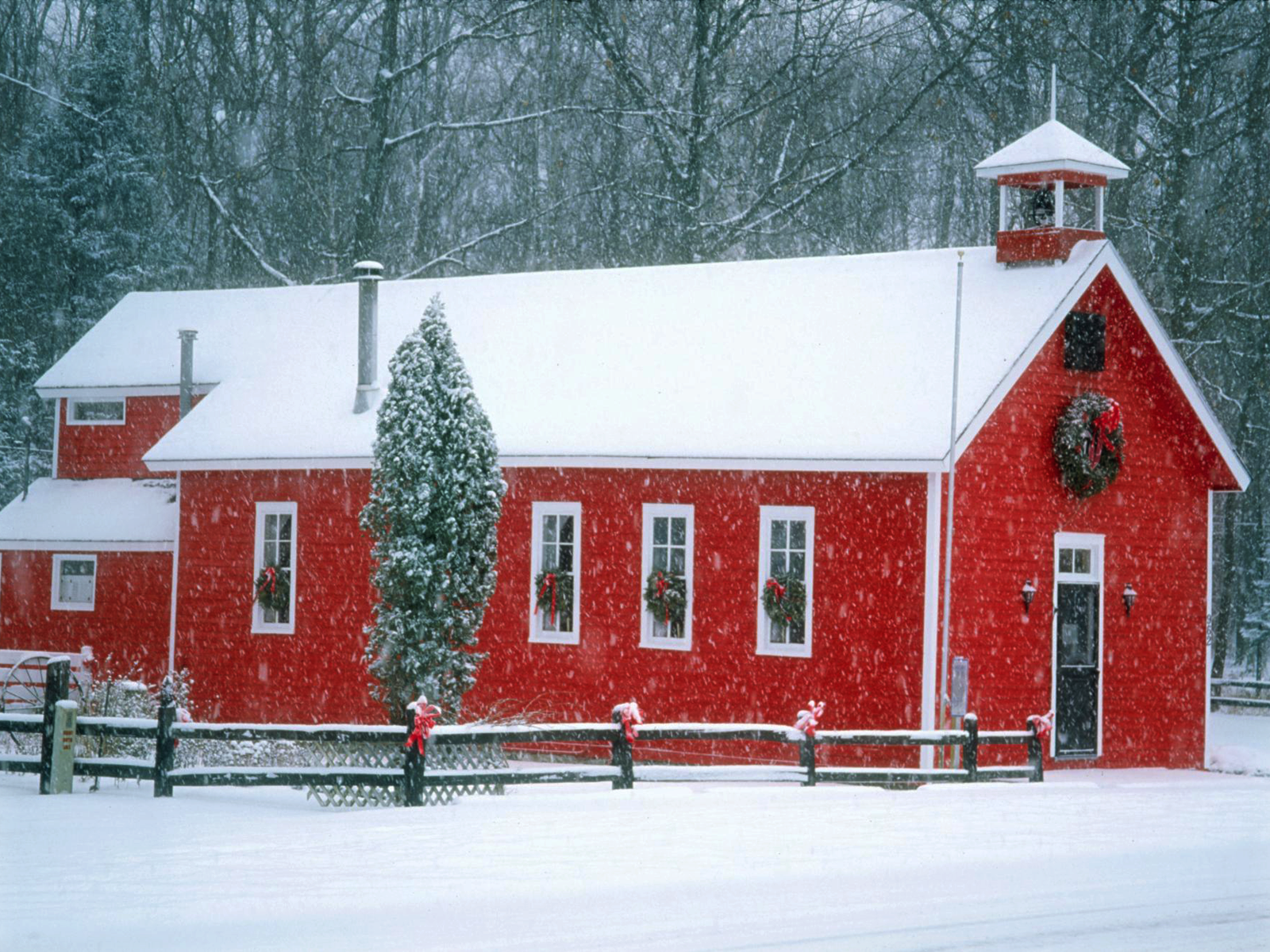 http://2.bp.blogspot.com/_UeKpPmoedmk/SwK1hOUJLsI/AAAAAAAAAG0/hj71KfJzFJ8/s1600/Old+School+House+in+Winter+Holiday+wallpaper.png