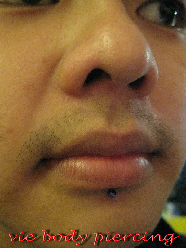 Labret piercing title=