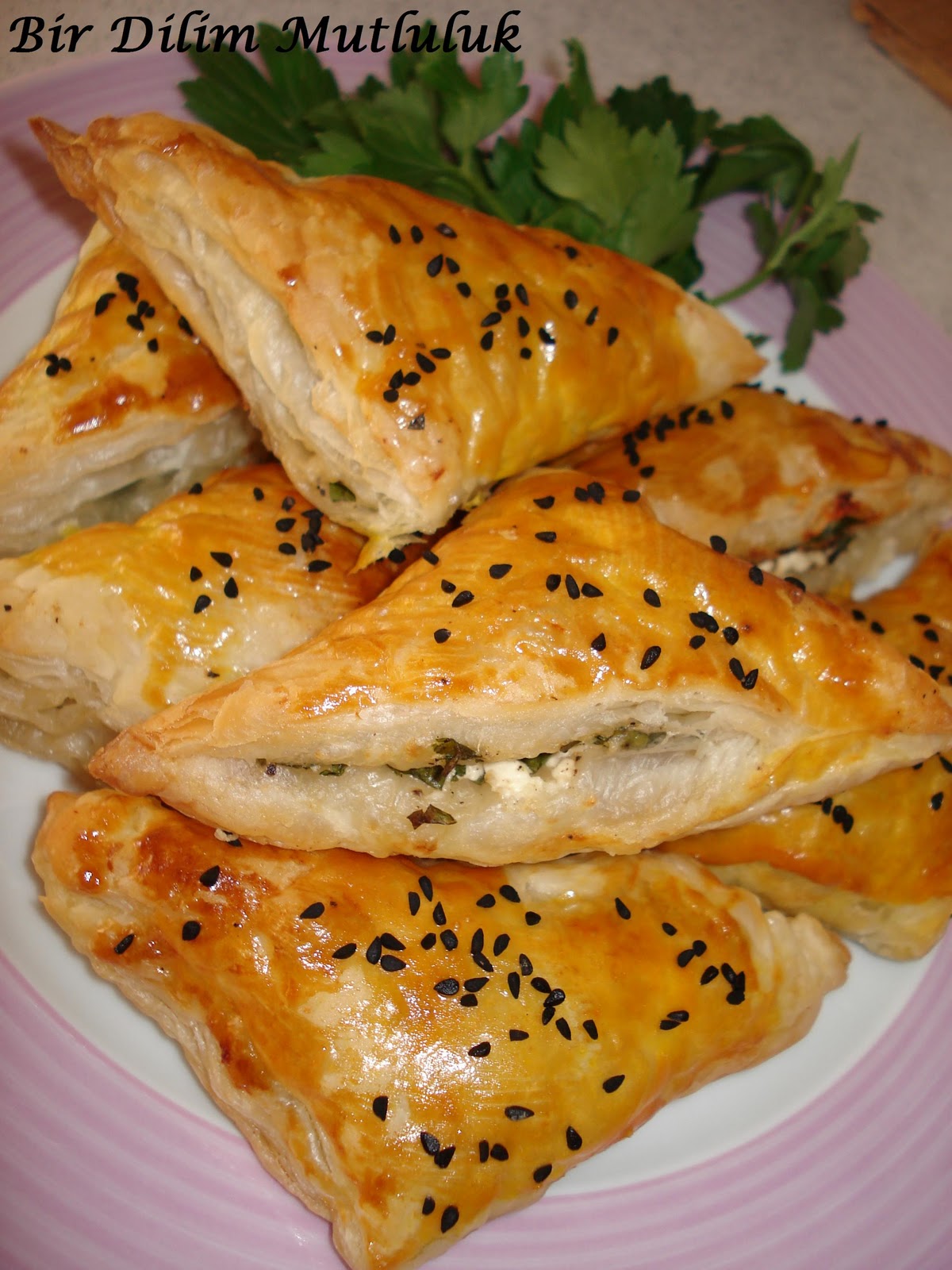 Bir Dilim Mutluluk PEYNİRLİ MİLFÖY BÖREĞİ