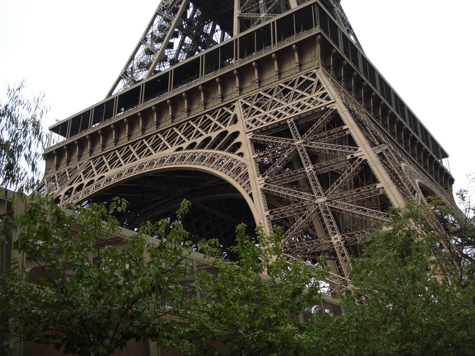 PHOTO SHARE Millions rivets at Eiffel Tower