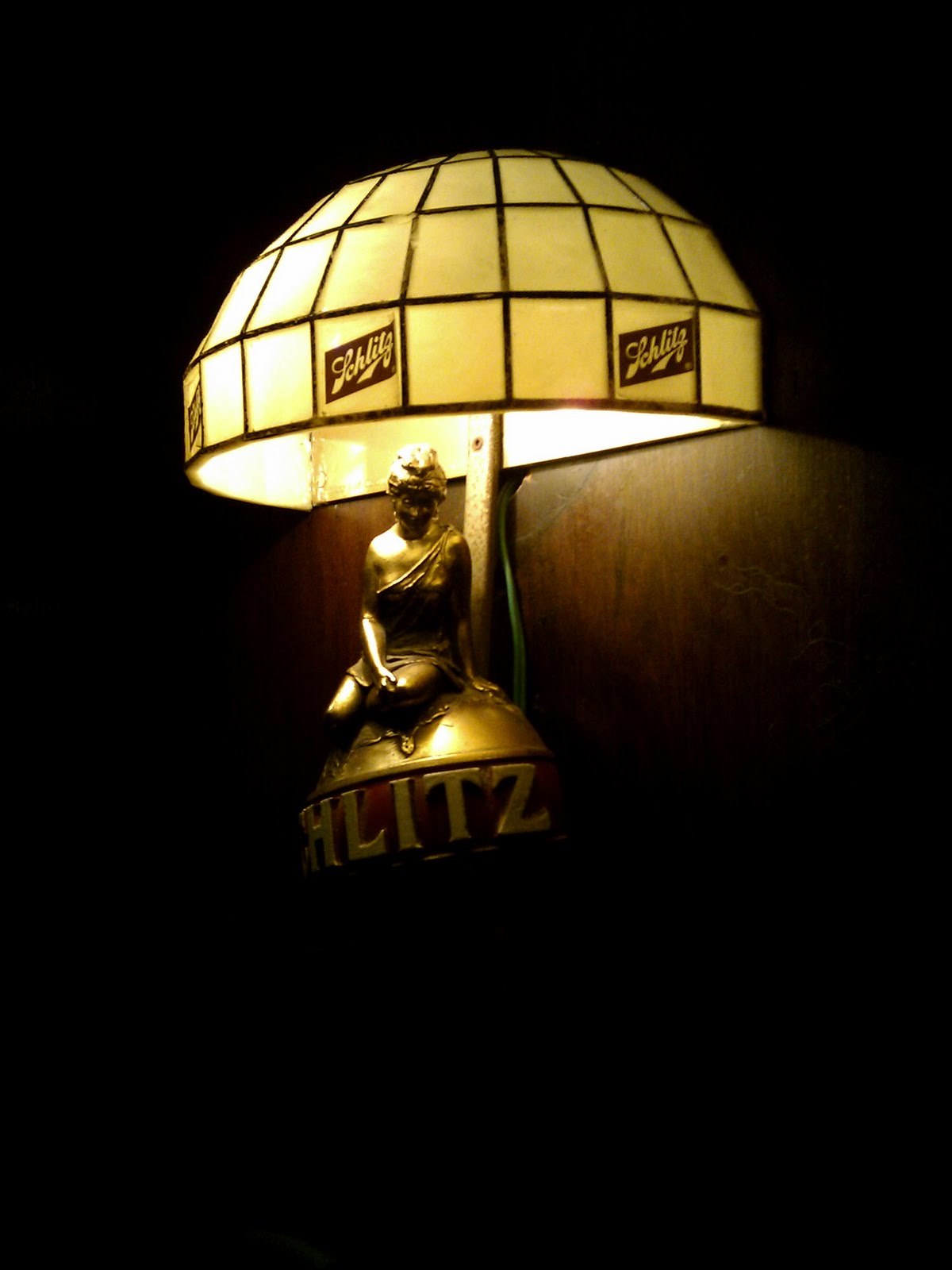 Schlitz Table-Side Wall Lamp @ Blueberry Hill