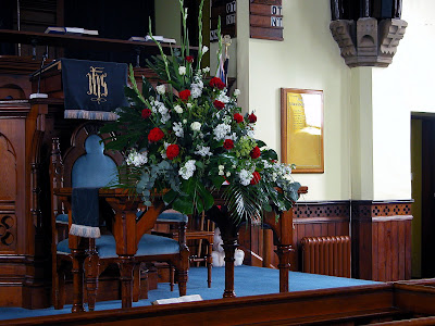 The Church at Elswick was dressed with a fabulous Red White pedestal 