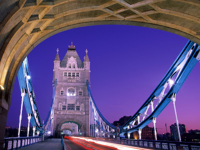 இங்லாந்து படங்கள்.. - Page 2 Crossing+Over,Tower+Bridge,+London,+England