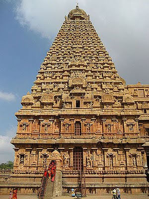 [300px-Thanjavur_Tower.jpg]