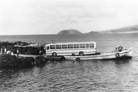 CAMIONETA ANTIGA NO CAIS DA AREIA LARGA