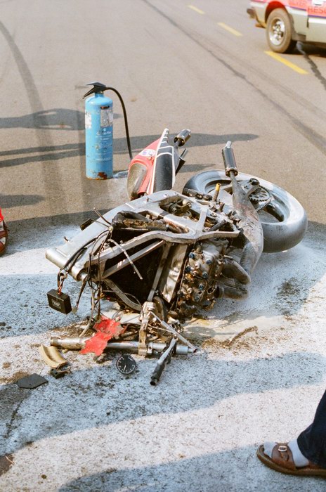 Oups ! - Page 2 1982_silverstone_overblijfselen_van_Barrys_fabrieks_Yamaha_04_