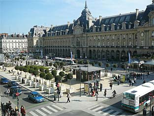 http://2.bp.blogspot.com/_VK8HAAcJWSU/SSLT5u-rw1I/AAAAAAAAAHo/D-cEkYfFO1c/s320/Rennes-PlacedelaRepublique.jpg