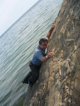 Papi Felix memanjat tebing