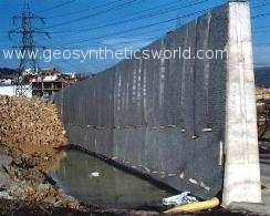 [retaining+wall+drainage+1.JPG]