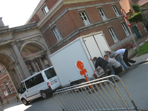 Les Skaters de Ciney s'accrochent à la camionnette de La Louvière