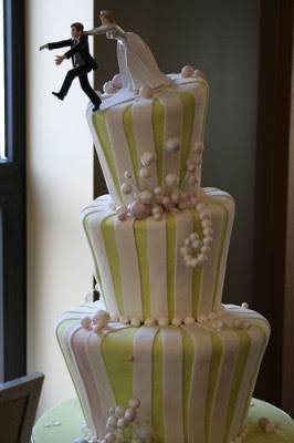 Weird Wedding Cakes - now this is hilarious! what were the couple thinking when they decided on this wedding cake?