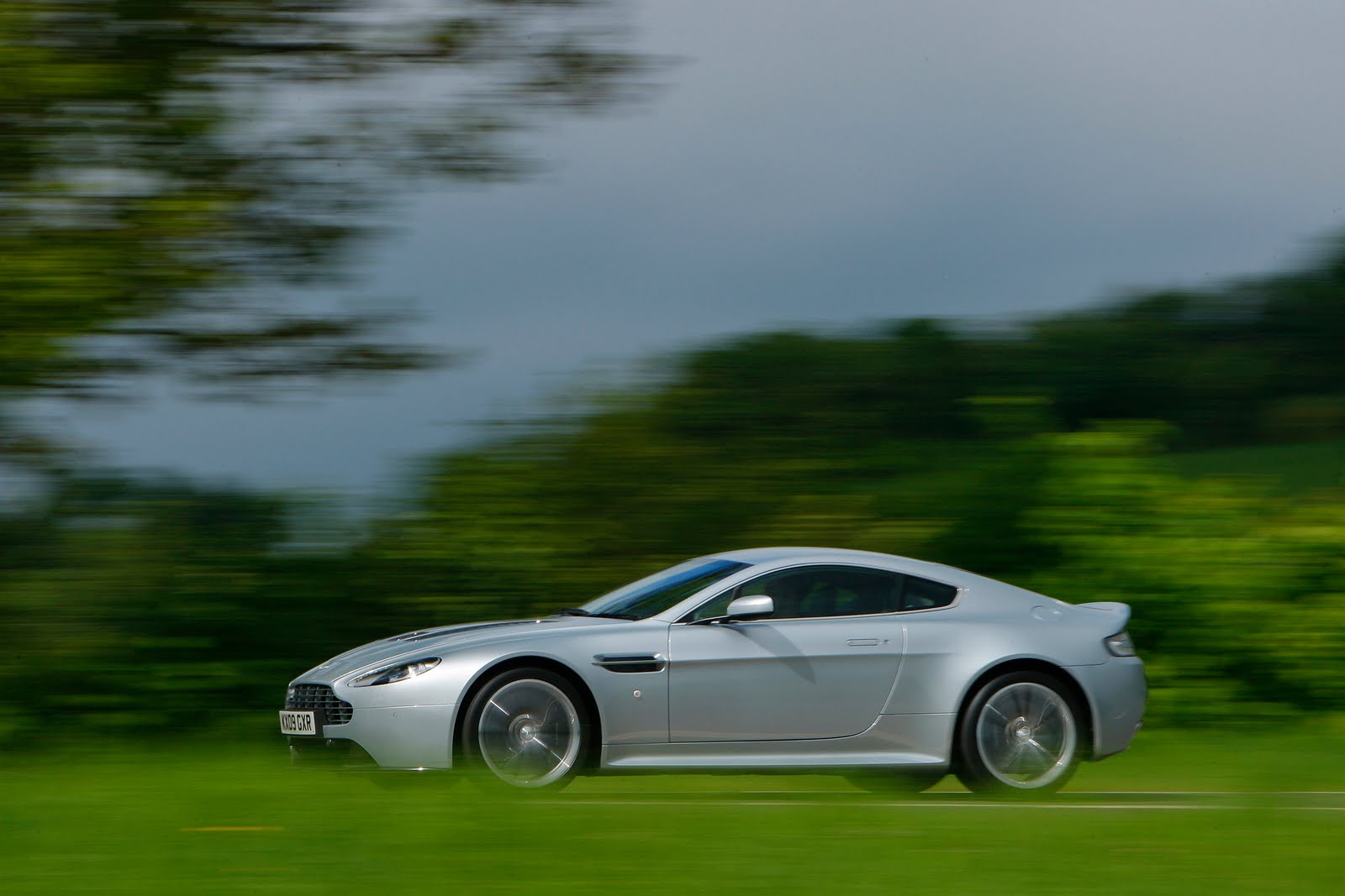 http://2.bp.blogspot.com/_VcrYHByVsH4/SwUyeriwM2I/AAAAAAAAARU/PX4agfWIF0w/s1600/Aston_Martin.jpg